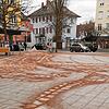 Die Ölspuren auf den Innenstadt-Plätzen wurden vom Werkhof abgestreut. Hier ein Bild vom Friedrichplatz.