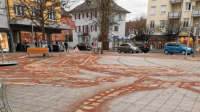 Die Ölspuren auf den Innenstadt-Plätzen wurden vom Werkhof abgestreut. Hier ein Bild vom Friedrichplatz.
