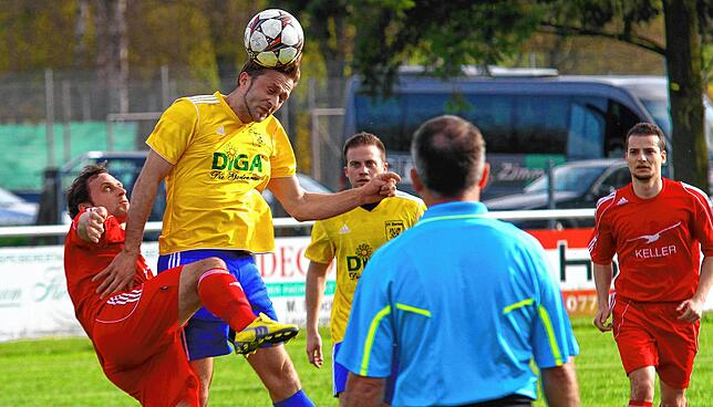 Kampfgeist: Waldemar Schmidt vom SV Herten (Zweiter von links, gegen Pascale Moog vom SV Jestetten) geht stets ohne Rücksicht auf ...
