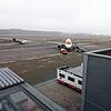 Einsam steht der Easyjet-Airbus auf dem Rollfeld des Bodensee-Airport. Die Maschine war am Samstag wegen eines Luftnotfalls in ...