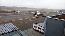 Einsam steht der Easyjet-Airbus auf dem Rollfeld des Bodensee-Airport. Die Maschine war am Samstag wegen eines Luftnotfalls in ...