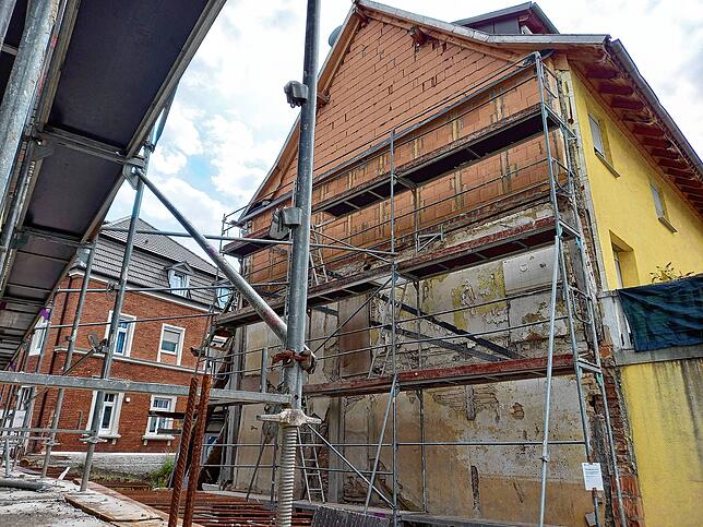 Die Nordwand des Hauses Hauptstraße 24 ist nicht mehr stabil. Ob wegen des Abbruchs des Nachbargebäudes oder wegen bereits davor ...