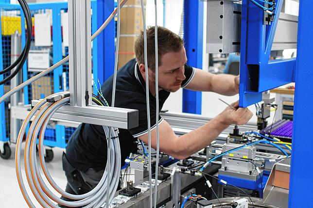 Produktion bei IMS-Gear. Das Unternehmen ist Spezialist für Komfortantriebe im Auto, etwa Sitzverstellungen oder Kofferraumantriebe.