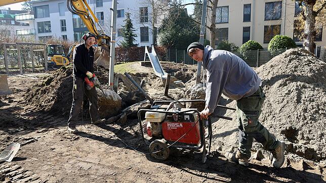 Henry Wirth (rechts) und Petrit Arkosi arbeiten auf dem Stadelhofer Spielplatz, bei dessen Umbau und Erweiterung auch die Anregungen der ...