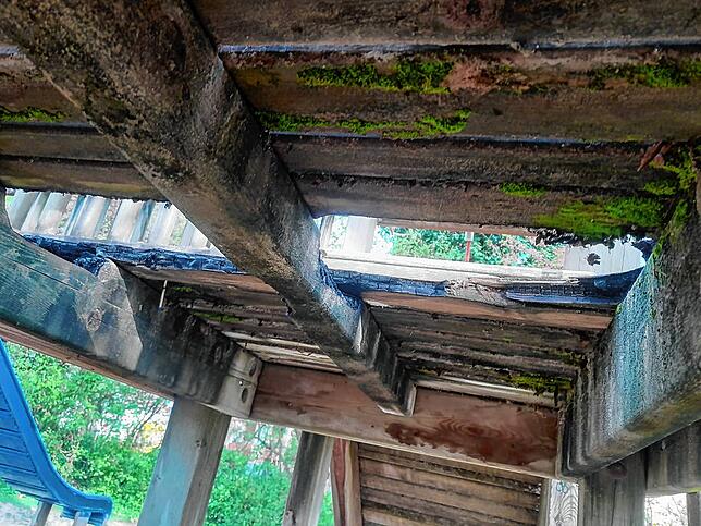 Fehlende Bodenlatten in dem Spielhaus auf dem Spielplatz in der Schlesierstraße. Die Stadt hat Teile provisorisch repariert.