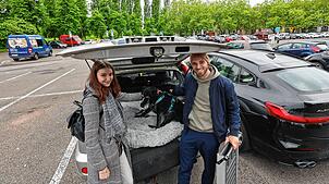 Jetzt stehen Amélie Glocker und Niklas Glocker mit Hund Arnold aus Hamburg unter der Heckklappe ihres Autos. Können sie in ein paar ...