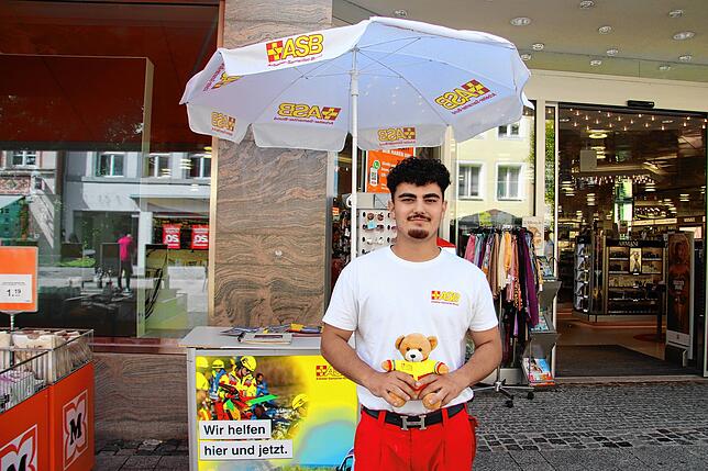 Mücahid Polat vom Arbeiter-Samariter-Bund informiert in der Innenstadt über das Projekt Wünschewagen.