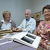 Monika Göpel, Berthold Dieter und Hertha Bischof (von links) schwelgen in gemeinsamen Erinnerungen. Bild: Stefanie Nosswitz