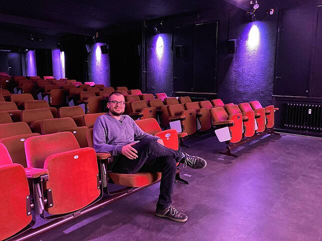 Stolz zeigt Christoph Sinz im September 2021 den neu renovierten Kinosaal im Zebra-Kino.