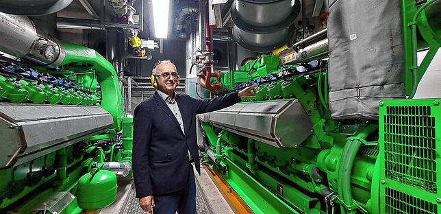 Joachim Ledwig, Geschäftsführer und Gesellschafter der Nahwärme Brigachschiene, zeigt Anfang 2023 auf eines der vier ...