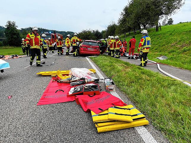 Von der Feuerwehr, die mit sechs Fahrzeugen und 25 Einsatzkräften vor Ort war, wurde auch der Rettungsdienst unterstützt und für die ...