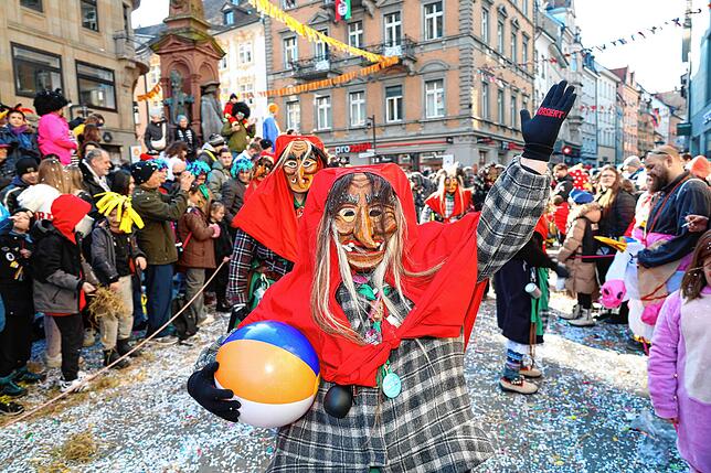 Bild 12: Konstanzer Fasnachtsumzug 2025: Altstadt ist in Narrenhand