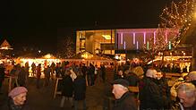 Die dritte Auflage des Singener Hüttenzaubers und Weihnachtsmarkt legte mit vielen Besuchern am ersten Abend und stimmungsvoller ...