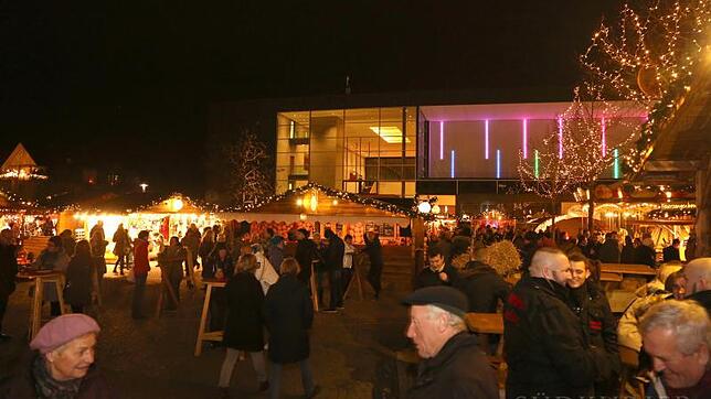 Die dritte Auflage des Singener Hüttenzaubers und Weihnachtsmarkt legte mit vielen Besuchern am ersten Abend und stimmungsvoller ...