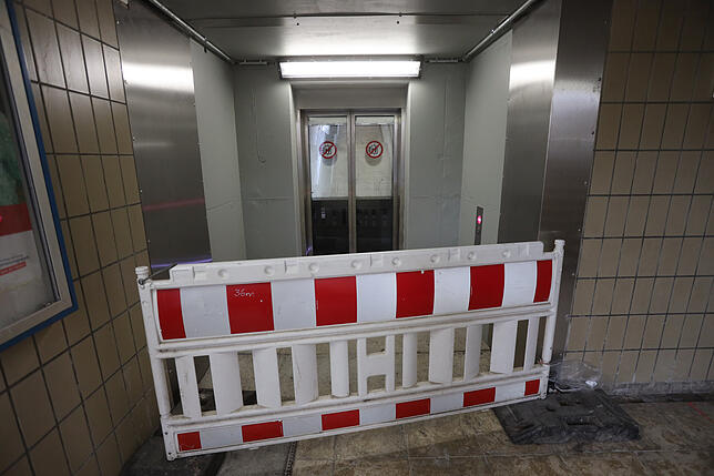 Absperrgitter versperren den Zugang zu den Aufzügen am Konstanzer Bahnhof.