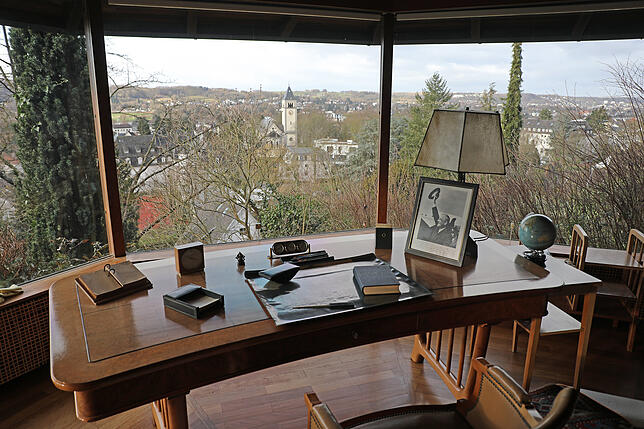 Der Schreibtisch des ehemaligen Bundeskanzlers Adenauer im Pavillon an seinem Wohnhaus in Rhöndorf.