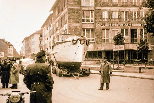 Das Rundfahrtboot wird durch die im Wiederaufbau befindliche Karlstraße zum Bundesbahnhafen gebracht.