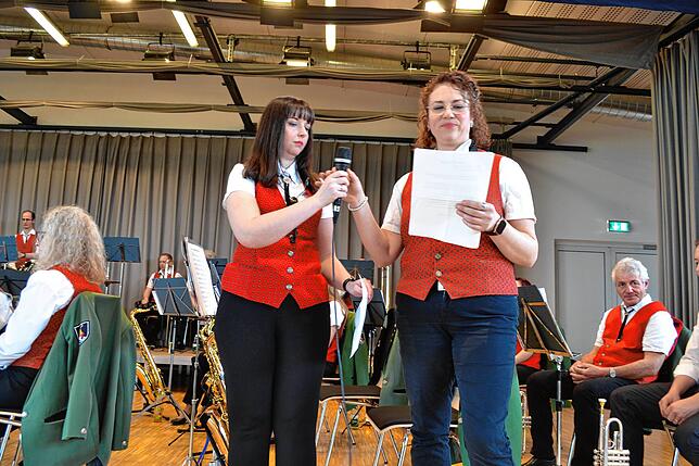 Silvia Meier (links) und Stefanie Henkenius erklären die Musikstücke und führen durch das musikalische Programm des Gemeinschaftskonzerts.