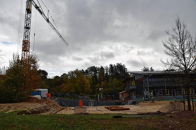 Wo einst der Schulgarten war und die Container standen, ist nun die Baustelle des Schulerweiterungsbaus.