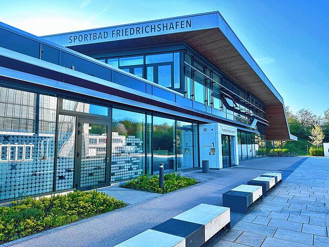 Eingang zum Sportbad Friedrichshafen: Der Neubau gilt energetisch als „dringend sanierungsbedürftig“.