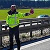 Fabian Maier von der Autobahnfahndung kontrolliert am Mittwoch, 9. April, auf der B 27 Höhe Hüfingen verdächtige Fahrzeuge.