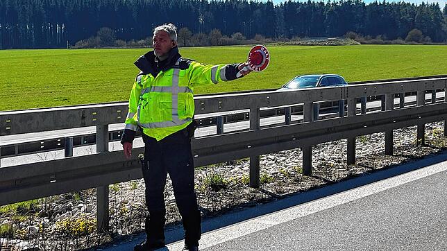Fabian Maier von der Autobahnfahndung kontrolliert am Mittwoch, 9. April, auf der B 27 Höhe Hüfingen verdächtige Fahrzeuge.