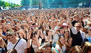 Wahnsinn! Das Campus-Festival 2025 ist ausverkauft, das Wetter spielt beim Open-Air auch mit und rund 25.000 Menschen strömen ins ...