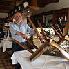 Mit einem Lächeln stellt Andreas Schiele im Salmannsweiler Hof die Stühle auf den Tisch. Ende März hat er das Restaurant in Salem ...