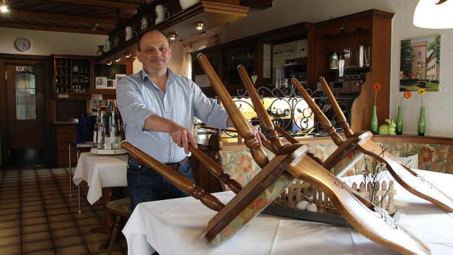 Mit einem Lächeln stellt Andreas Schiele im Salmannsweiler Hof die Stühle auf den Tisch. Ende März hat er das Restaurant in Salem ...
