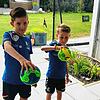 Heimtraining bei der Handball-Familie Busch: Jonathan (8) und sein Bruder Samuel (6) mit Handbällen in der Hand, zeigen Übungen, die auf ...