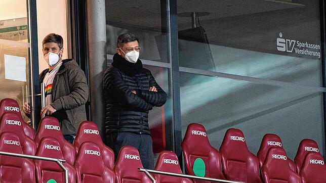 Thomas Hitzlsperger (l), Vorstandsvorsitzender des VfB Stuttgart, und Claus Vogt, Präsident des VfB Stuttgart, am 29. Januar im ...