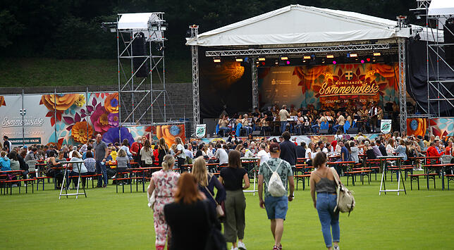 Ob es an diesem Abend wohl auch etwas lauter in Konstanz zuging? Besucher kamen Anfang August ins Bodenseestadion, um Musik und Wein zu ...