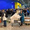 Nach der Ankündigung von Ikea, die Geschäfte in Russland zu schließen, gab es in den Läden lange Schlangen, so wie hier im ...