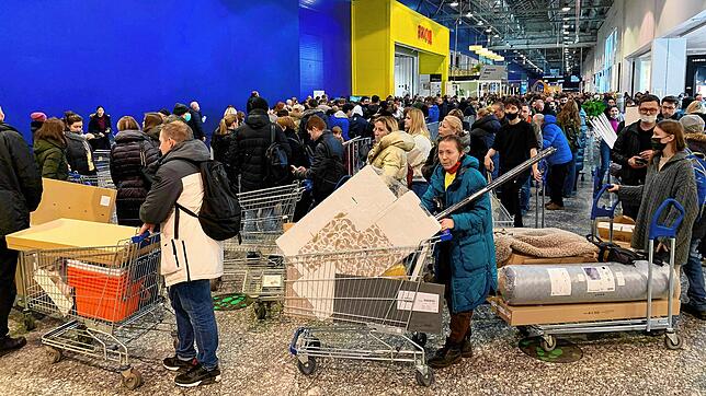 Nach der Ankündigung von Ikea, die Geschäfte in Russland zu schließen, gab es in den Läden lange Schlangen, so wie hier im ...