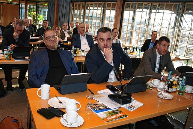 Markus Keller (Mitte) aus Blumberg ist sehr zufrieden mit dem beabsichtigten Kauf. Jürgen Roth (vorne links) feierte am Montag seinen ...