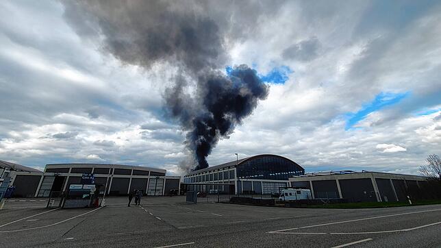 Bild 14: Feuer auf Messegelände! So dramatisch war der Einsatz der Feuerwehr in Friedrichshafen