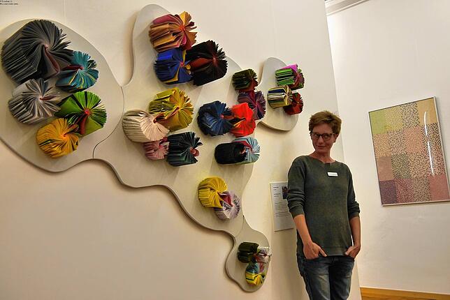 Ute Hartmann verdeckt die Beschreibung der Installation von Amanda Knapp, Besucher sollen sich eigene Gedanken machen.
