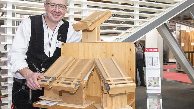 Das Auftragsbuch von Oliver Hoffmann, hier am Messestand während der IBO, lässt kaum Raum für spontane Einsätze – das Baugewerbe boomt.