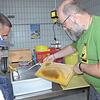 Werner Faulhaber (rechts) zeigt Lukas und Christian Knoche, im Schleuderraum des Imkervereins, wie seine Bienen ihren Honig mit Wachs ...