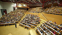 Ein Dozent hält eine Vorlesung im Audimax der Universität Konstanz (Archivbild)