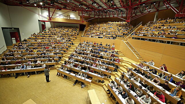 Ein Dozent hält eine Vorlesung im Audimax der Universität Konstanz (Archivbild)