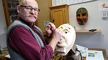 Bild : Hans-Georg Benz zeigt in vielen Bildern und Videos, wie er die Masken der Schotterwälder aus Berg schnitzt