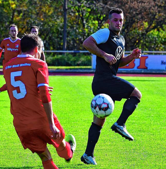 Nervenstark: Nexhdet Gusturanaj vom FC Tiengen 08 bleibt nicht nur cool, wenn der Ball auf ihn zufliegt, sondern auch am Elfmeterpunkt.