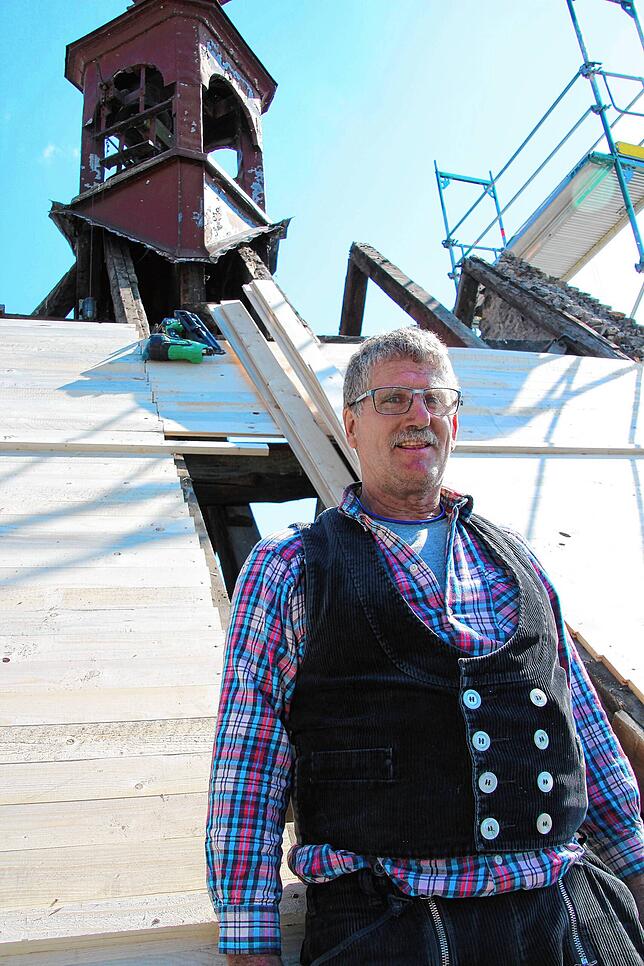 Zimmermannmeister Lorenz Eschbach hat die Westseite des Daches schon wieder verschalt.