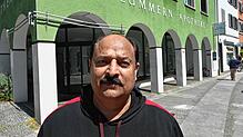 Iftikhar Ahmad übernimmt die Pflummern-Apotheke. Verkaufen wird er dort allerdings keine Medikamente, sondern Handys samt Zubehör sowie ...