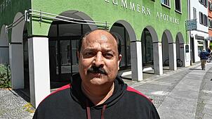 Iftikhar Ahmad übernimmt die Pflummern-Apotheke. Verkaufen wird er dort allerdings keine Medikamente, sondern Handys samt Zubehör sowie ...