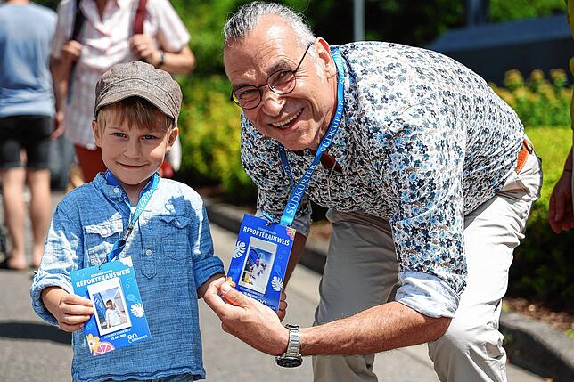 Engagiert: Jonah von Freeden (4 Jahre) und sein Onkel Andreas Woge aus Allensbach freuen sich über ihre (Kinder-)Reporterausweise.