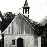 Im Jahr 1719 wurde die alte Dorfkapelle erbaut. Weil sie angeblich baufällig war, riss man sie 1970 ab und baute gegenüber eine neues ...
