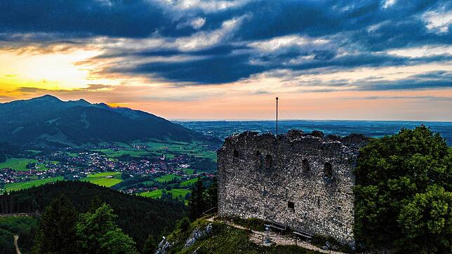 Mächtig thront die Burgruine Falkenstein über dem Ostallgäu. Dieses Foto entstand im vergangenen Jahr. Derzeit ist die Ruine eingerüstet.
