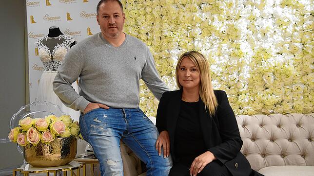 Nikola und Suzanna Yapicioglu führen seit sechs Jahren den Brautmodeladen Elegance in Villingen. In ihrem Geschäft wurde im März für ...